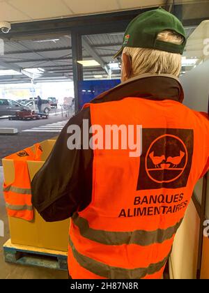 Secours Populaire nimmt an einer von der Food Bank, Vaulx-en-Velin, Frankreich, organisierten Lebensmittelsammelorganisation Teil Stockfoto