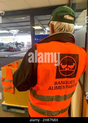 Secours Populaire nimmt an einer von der Food Bank, Vaulx-en-Velin, Frankreich, organisierten Lebensmittelsammelorganisation Teil Stockfoto