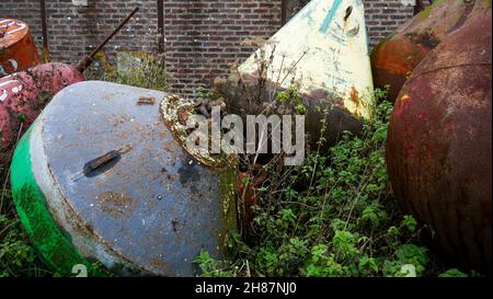 Ausgenutzte Bojen, Saint-Valery-sur-Somme, Somme, Hauts-de-France, Picardie, Nordwestfrankreich Stockfoto