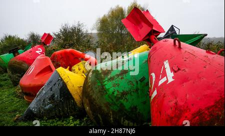 Ausgenutzte Bojen, Saint-Valery-sur-Somme, Somme, Hauts-de-France, Picardie, Nordwestfrankreich Stockfoto