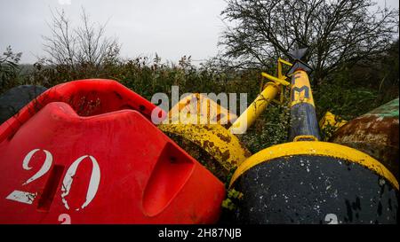 Ausgenutzte Bojen, Saint-Valery-sur-Somme, Somme, Hauts-de-France, Picardie, Nordwestfrankreich Stockfoto