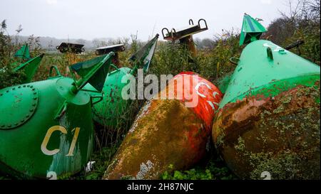 Ausgenutzte Bojen, Saint-Valery-sur-Somme, Somme, Hauts-de-France, Picardie, Nordwestfrankreich Stockfoto