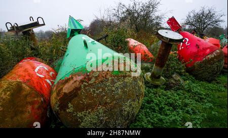 Ausgenutzte Bojen, Saint-Valery-sur-Somme, Somme, Hauts-de-France, Picardie, Nordwestfrankreich Stockfoto