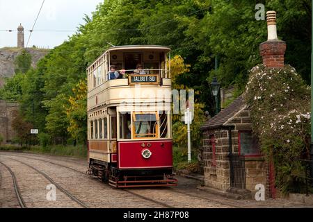 Britische Oldtimer-Straßenbahnen im Dorf National Tramway in Crich, Derbyshire, England. Das Museum enthält Widder, die zwischen 1873 und 1982 in einem neu erbauten Dorf errichtet wurden Stockfoto