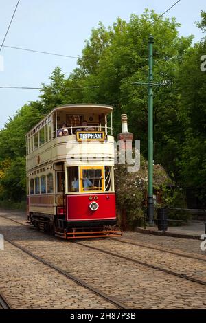 Britische Oldtimer-Straßenbahnen im Dorf National Tramway in Crich, Derbyshire, England. Das Museum enthält Widder, die zwischen 1873 und 1982 in einem neu erbauten Dorf errichtet wurden Stockfoto