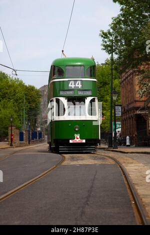 Britische Oldtimer-Straßenbahnen im Dorf National Tramway in Crich, Derbyshire, England. Das Museum enthält Widder, die zwischen 1873 und 1982 in einem neu erbauten Dorf errichtet wurden Stockfoto