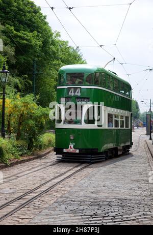 Britische Oldtimer-Straßenbahnen im Dorf National Tramway in Crich, Derbyshire, England. Das Museum enthält Widder, die zwischen 1873 und 1982 in einem neu erbauten Dorf errichtet wurden Stockfoto