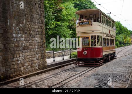 Britische Oldtimer-Straßenbahnen im Dorf National Tramway in Crich, Derbyshire, England. Das Museum enthält Widder, die zwischen 1873 und 1982 in einem neu erbauten Dorf errichtet wurden Stockfoto