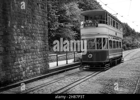 Britische Oldtimer-Straßenbahnen im Dorf National Tramway in Crich, Derbyshire, England. Das Museum enthält Widder, die zwischen 1873 und 1982 in einem neu erbauten Dorf errichtet wurden Stockfoto