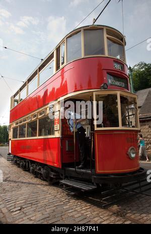 Britische Oldtimer-Straßenbahnen im Dorf National Tramway in Crich, Derbyshire, England. Das Museum enthält Widder, die zwischen 1873 und 1982 in einem neu erbauten Dorf errichtet wurden Stockfoto