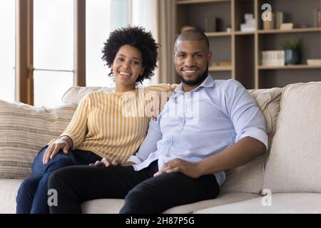 Glückliches, tausendjähriges afroamerikanisches Paar von Hausbesitzern Stockfoto