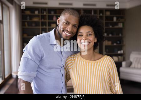 Glückliches junges afroamerikanisches Paar zu Hause Kopf geschossen Porträt Stockfoto