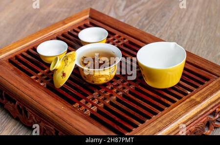 Teeset aus Holz für die Teezeremonie von oben. Stockfoto