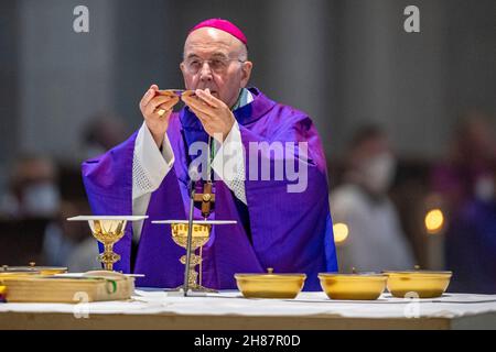 Münster, Deutschland. 28th. November 2021. Bischof Felix Genn feierte die Eröffnungsmesse der Adveniat-Weihnachtskampagne in der St. Paul's Cathedral. Die lateinamerikanische Hilfsorganisation der Katholischen Kirche macht unter dem Motto "Überleben in der Stadt" auf die prekären Lebensbedingungen der Menschen in den armen Bezirken der Großstädte aufmerksam. Foto: David Inderlied/dpa Kredit: dpa picture Alliance/Alamy Live News Stockfoto