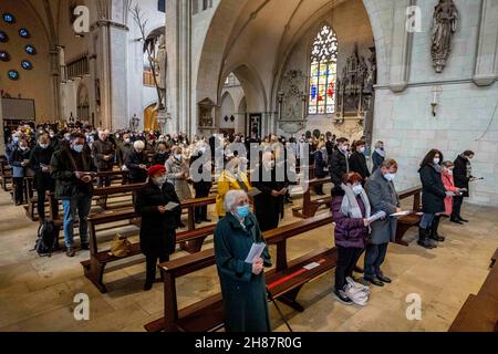 Münster, Deutschland. 28th. November 2021. Die Gläubigen stehen während der Eröffnungsmesse der Adveniat-Weihnachtskampagne in der St. Paul's Cathedral. Die lateinamerikanische Hilfsorganisation der Katholischen Kirche macht unter dem Motto "Überleben in der Stadt" auf die prekären Lebensbedingungen der Menschen in den armen Vierteln der Großstädte aufmerksam. Foto: David Inderlied/dpa Kredit: dpa picture Alliance/Alamy Live News Stockfoto