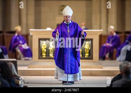 Münster, Deutschland. 28th. November 2021. Bischof Felix Genn spricht während der Eröffnungsmesse der Adveniat-Weihnachtskampagne in der St. Paul's Cathedral. Die lateinamerikanische Hilfsorganisation der Katholischen Kirche macht unter dem Motto "Überleben in der Stadt" auf die prekären Lebensbedingungen der Menschen in den armen Bezirken der Großstädte aufmerksam. Foto: David Inderlied/dpa Kredit: dpa picture Alliance/Alamy Live News Stockfoto