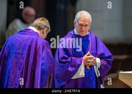 Münster, Deutschland. 28th. November 2021. Erzbischof Leonardo Steiner (Manaus, r) spricht die Segensworte während der Eröffnungsmesse der Adveniat-Weihnachtskampagne in der St. Paul's Cathedral aus. Die lateinamerikanische Hilfsorganisation der Katholischen Kirche macht unter dem Motto "Überleben in der Stadt" auf die prekären Lebensbedingungen der Menschen in den armen Vierteln der Großstädte aufmerksam. Foto: David Inderlied/dpa Kredit: dpa picture Alliance/Alamy Live News Stockfoto