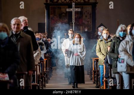 Münster, Deutschland. 28th. November 2021. Die Altarjungen führten die Priester an, als sie zur Eröffnung der Adveniat-Weihnachtskampagne in die Kathedrale marschierten. Die lateinamerikanische Hilfsorganisation der Katholischen Kirche macht unter dem Motto "Überleben in der Stadt" auf die prekären Lebensbedingungen der Menschen in den armen Vierteln der Großstädte aufmerksam. Foto: David Inderlied/dpa Kredit: dpa picture Alliance/Alamy Live News Stockfoto