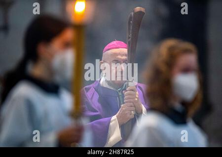 Münster, Deutschland. 28th. November 2021. Bischof Felix Genn betet während des Eröffnungsgottesdienstes der Adveniat-Weihnachtskampagne in der St. Paul's Cathedral. Die lateinamerikanische Hilfsorganisation der Katholischen Kirche macht unter dem Motto "Überleben in der Stadt" auf die prekären Lebensbedingungen der Menschen in den armen Bezirken der Großstädte aufmerksam. Foto: David Inderlied/dpa Kredit: dpa picture Alliance/Alamy Live News Stockfoto