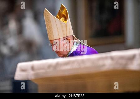 Münster, Deutschland. 28th. November 2021. Bischof Felix Genn verlässt den Altar nach seiner Predigt während des Eröffnungsgottesdienstes der Adveniat-Weihnachtskampagne in der St. Paul's Cathedral. Die lateinamerikanische Hilfsorganisation der Katholischen Kirche macht unter dem Motto "Überleben in der Stadt" auf die prekären Lebensbedingungen der Menschen in den armen Vierteln der Großstädte aufmerksam. Foto: David Inderlied/dpa Kredit: dpa picture Alliance/Alamy Live News Stockfoto