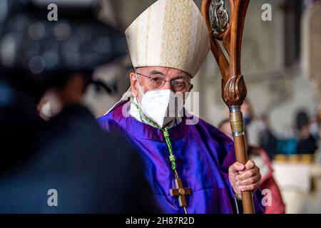 Münster, Deutschland. 28th. November 2021. Bischof Felix Genn geht in die St. Paul's Cathedral zum Eröffnungsgottesdienst der Weihnachtskampagne von Adveniat. Die lateinamerikanische Hilfsorganisation der Katholischen Kirche macht unter dem Motto "Überleben in der Stadt" auf die prekären Lebensbedingungen der Menschen in den armen Bezirken der Großstädte aufmerksam. Foto: David Inderlied/dpa Kredit: dpa picture Alliance/Alamy Live News Stockfoto