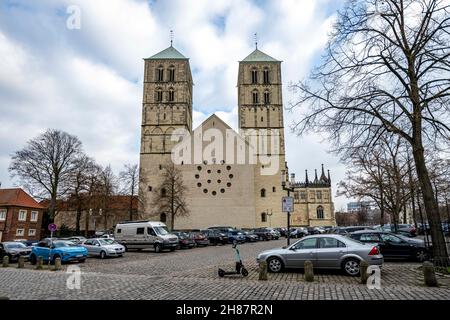 Münster, Deutschland. 28th. November 2021. Außenansicht der St. Paul's Cathedral, wo der Eröffnungsservice der Adveniat Christmas Campaign stattfinden wird. Die lateinamerikanische Hilfsorganisation der Katholischen Kirche macht unter dem Motto "Überleben in der Stadt" auf die prekären Lebensbedingungen der Menschen in den armen Bezirken der Großstädte aufmerksam. Foto: David Inderlied/dpa Kredit: dpa picture Alliance/Alamy Live News Stockfoto