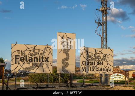 Felanitx, Spanien; november 26 2021: Begrüßungsplakat der mallorquinischen Stadt Felanitx, Land des Weins und der Kultur, geschrieben auf Katalanisch, bei Sonnenuntergang Stockfoto