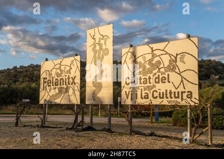 Felanitx, Spanien; november 26 2021: Begrüßungsplakat der mallorquinischen Stadt Felanitx, Land des Weins und der Kultur, geschrieben auf Katalanisch, bei Sonnenuntergang Stockfoto