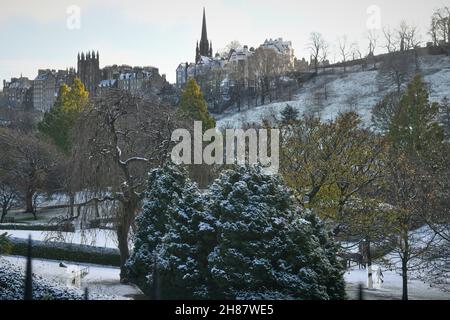 Edinburgh, Schottland, Großbritannien. 28th. November 2021. Edinburgh Schottland, Großbritannien November 28 2021. WETTER:Großbritannien, Princes Street Gardens nach einem Stauben von Winterschnee bedeckt die Stadt. Kredit: SST/Alamy Live Nachrichten Stockfoto