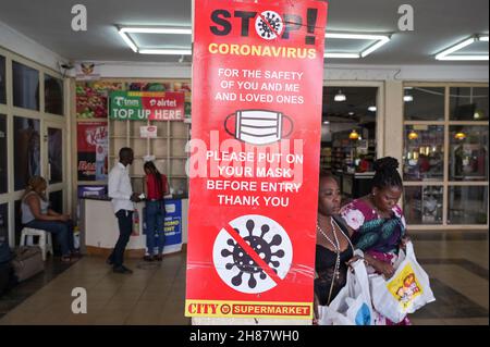 MALAWI, Lilongwe, Corona pandemic, Supermarkt mit Schild zum Tragen von Maske / MALAWI, Lilongwe, Corona Pandemie, Supermarkt mit Hinweisschild Maske zu tragen Stockfoto