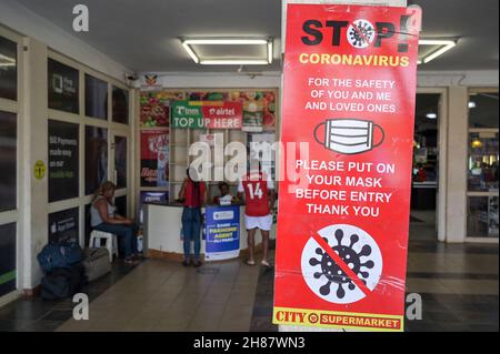 MALAWI, Lilongwe, Corona pandemic, Supermarkt mit Schild zum Tragen von Maske / MALAWI, Lilongwe, Corona Pandemie, Supermarkt mit Hinweisschild Maske zu tragen Stockfoto