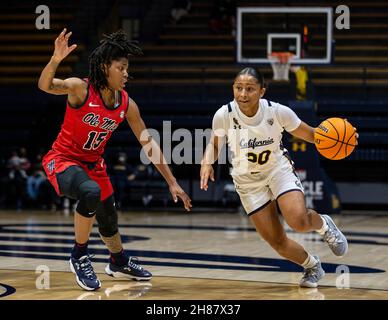 November 27 2021 Berkeley CA, USA die kalifornische Wache Jayda Curry (30) geht während des NCAA Women's Basketball-Spiels zwischen Ole Miss Rebels und den California Golden Bears zum Reifen. Ole Miss gewann 64-45 im Hass Pavilion Berkeley Calif. Thurman James / CSM Stockfoto