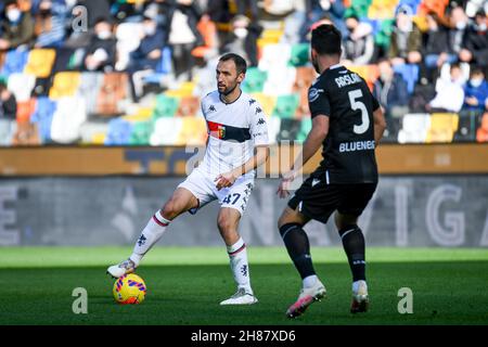 Udine, Italien. 28th. November 2021. Friuli - Stadion Dacia Arena, Udine, Italien, 28. November 2021, Milan Badelj (Genua) im Kampf gegen Tolgay Arslan (Udinese) während des Udinese Calcio gegen Genua CFC - italienisches Fußballspiel Serie A Credit: Live Media Publishing Group/Alamy Live News Stockfoto