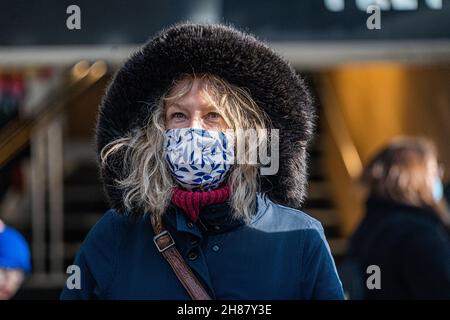 WATERLOO LONDON, GROSSBRITANNIEN. 28th. November 2021. Reisende mit Gesichtsmasken an einer geschäftigen Waterloo-Station am Sonntagmorgen. Die Regierung hat angekündigt, dass ab Dienstag Gesichtsmasken für den öffentlichen Nahverkehr und in Geschäften obligatorisch werden sollen, nachdem die ersten beiden Fälle des südafrikanischen Omicron-Stammes in Großbritannien gemeldet wurden. Kredit: amer ghazzal/Alamy Live Nachrichten Stockfoto