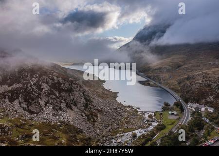 Luftaufnahme der fliegenden Drohne Episches Landschaftsbild im Frühherbstherbst entlang des Ogwen-Vslley im Snowdonia-Nationalpark mit dramatischem Himmel und Berg Stockfoto