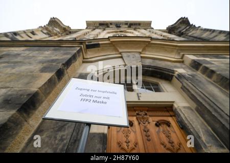 28. November 2021, Sachsen, Dresden: Ein Schild "Zugang zur Impfstelle, Zugang nur mit FFP2 Maske steht vor einem Eingang der Frauenkirche. Mit einer einzigartigen Impfkampagne in Kooperation mit dem Deutschen Roten Kreuz (DRK) zum ersten Advent wollen die sächsischen Kirchen Ärzte und mobile Teams dabei unterstützen, die Bevölkerung gegen Covid-19 zu impfen. Foto: Robert Michael/dpa-Zentralbild/dpa Stockfoto