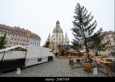 28. November 2021, Sachsen, Dresden: Geschlossene Stände und menschenleere Verweilplätze des Historischen Weihnachtsmarktes stehen am Advent 1st vor der Frauenkirche am Neumarkt. Foto: Robert Michael/dpa-Zentralbild/dpa Stockfoto