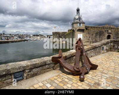 Blick auf einen alten Anker mit der Festung Concarneau im Hintergrund Stockfoto