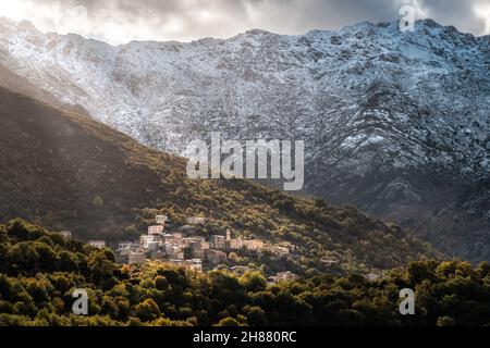 Erster Schnee des Winters auf den Bergen über dem alten Dorf Nessa auf Korsika Stockfoto