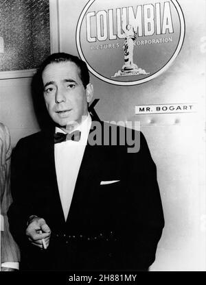 HUMPHREY BOGART am Set offen vor seiner Garderobe während der Dreharbeiten zu THE HARDER THEY FALL 1956 Regisseur MARK ROBSON Roman Budd Schulberg Columbia Picters Stockfoto