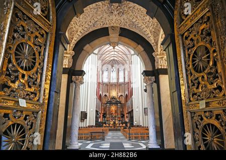 Barockes Relief einer hochrangigen Persönlichkeit mit einer opulenten lockigen Perücke Stockfoto