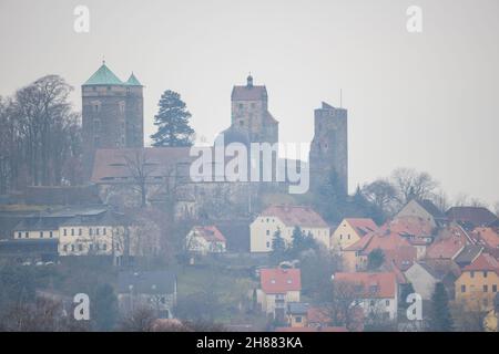 Lohmen, Deutschland. 28th. November 2021. Die Kleinstadt Stolpen mit ihrem berühmten Schloss in der Sächsischen Schweiz liegt am Morgen des 1st. Advents im Nebel. In Sachsen wurde Schnee für das Wochenende angekündigt, aber es wurde an vielen Stellen nur Nebel. Quelle: Daniel Schäfer/dpa-Zentralbild/dpa/Alamy Live News Stockfoto