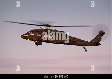 Ein zweimotoriger Utility-Hubschrauber der US-Armee auf dem Luftwaffenstützpunkt Gilze-Rijen, Niederlande, Sikorsky UH-60 Black Hawk. Stockfoto