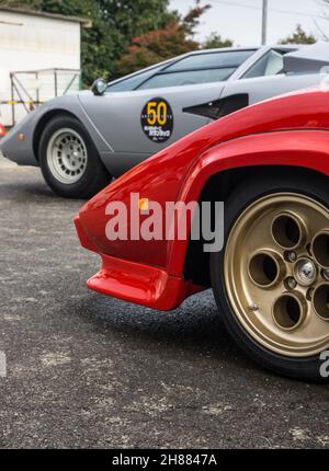 Nahaufnahme des goldenen Laufrads von vorne, das auf einem roten Lamborghini Countach LP400S, einem klassischen italienischen Sportwagen-Supersportwagen, montiert ist. Stockfoto