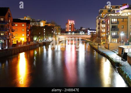 Ein Blick entlang des Flusses Aire bei Brewery Wharf in Richtung Crown Point Bridge im Stadtzentrum von Leeds Stockfoto