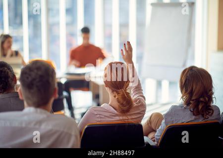 Die Gruppe der Teilnehmer konzentriert sich auf einen Geschäftsvortrag in einer Arbeitsatmosphäre im Konferenzraum. Unternehmen, Mitarbeiter, Unternehmen Stockfoto