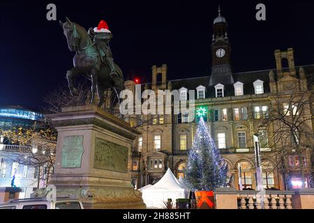 Die Statue des Schwarzen Prinzen auf dem Leeds City Square mit einem Weihnachtsmann-Hut Stockfoto