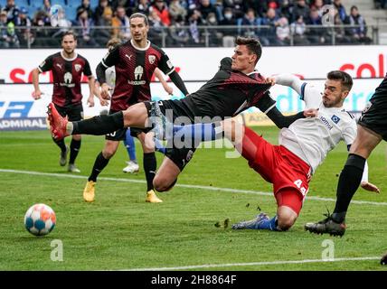 Hamburg, Deutschland. 28th. November 2021. Fußball: 2nd Bundesliga, Hamburger SV - FC Ingolstadt 04, Matchday 15, Volksparkstadion. Ingolstadts Michael Heinloth (l.) und Hamburgs Mario Vuskovic kämpfen um den Ball. Quelle: Axel Heimken/dpa - WICHTIGER HINWEIS: Gemäß den Bestimmungen der DFL Deutsche Fußball Liga und/oder des DFB Deutscher Fußball-Bund ist es untersagt, im Stadion und/oder vom Spiel aufgenommene Fotos in Form von Sequenzbildern und/oder videoähnlichen Fotoserien zu verwenden oder zu verwenden./dpa/Alamy Live News Stockfoto