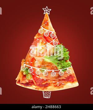 Weihnachtsbaum aus leckerer Pizza auf farbigem Hintergrund Stockfoto