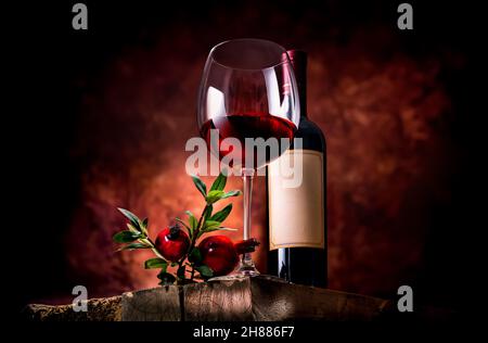 Granatapfelwein auf einem Holztisch in einer Glasschüssel Stockfoto